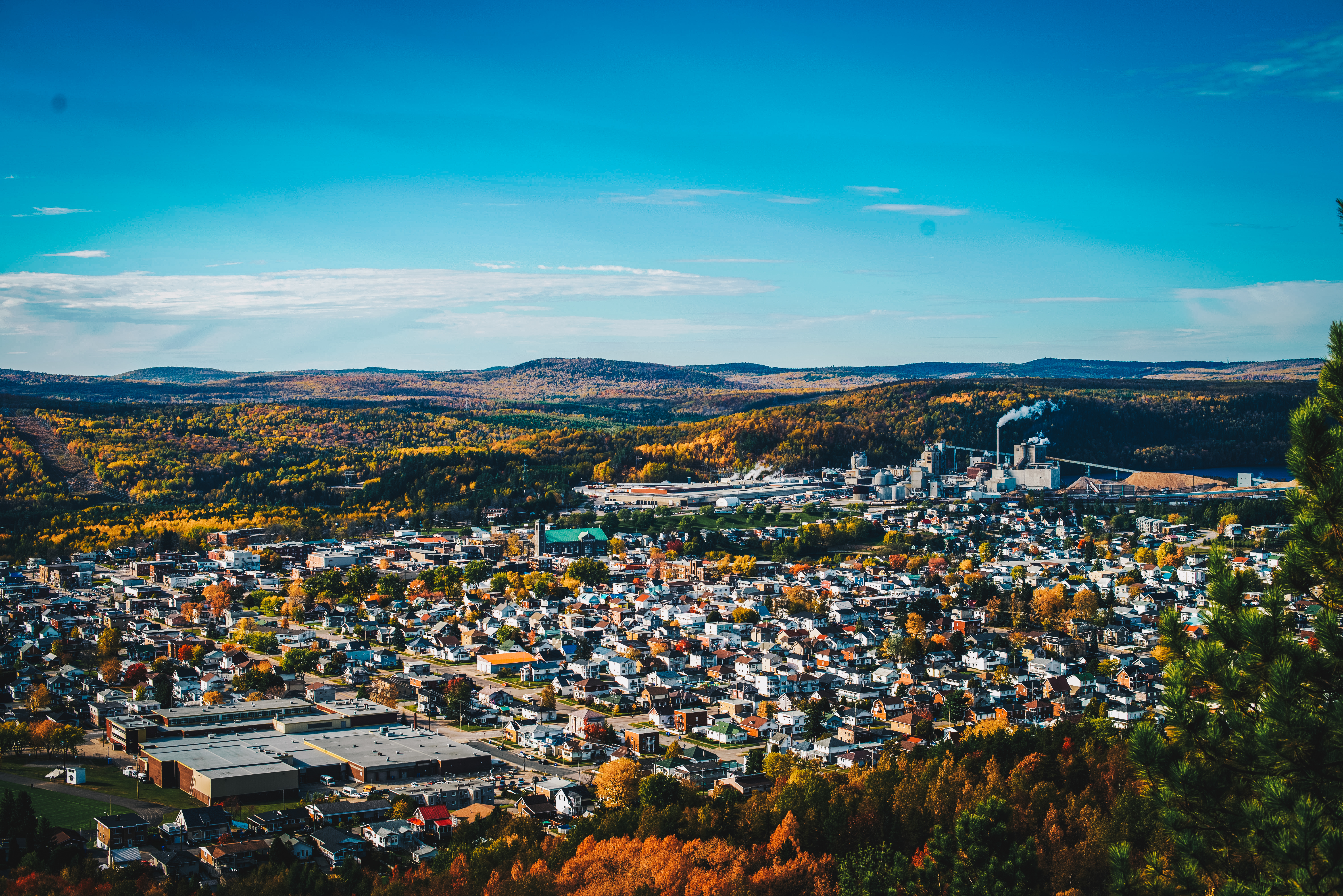 La ville de La Tuque entourée de collines aux couleurs d’automne